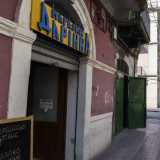 Il bazar, ubicato al piano terra di una delle classiche palazzine di inizio 900 presenti in questo rione, � riconoscibile grazie a un�insegna scritta in cirillico ucraino a caratteri blu su sfondo giallo